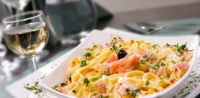 Tagliatelle z wędzonym łososiem i skórką z cytryny