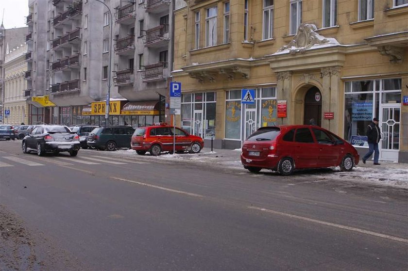 Urzędnicy sobie odśnieżyli, a my parkujemy w zaspach