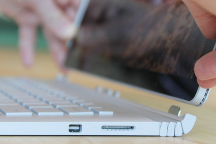 MacBook Pro kontra Surface Book. Wygrał komputer Microsoftu. Oto dlaczego