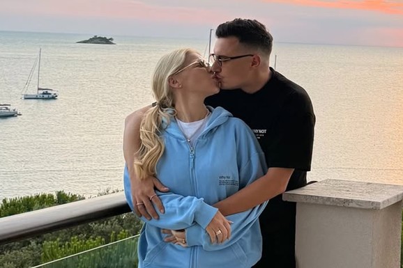 POZNATI SRPSKI PAR ODVEO SINA I ĆERKU NA LITURGIJU Objavili porodičnu sliku iz crkve i sve oduševili: Od malih nogu ih uče pravim vrednostima