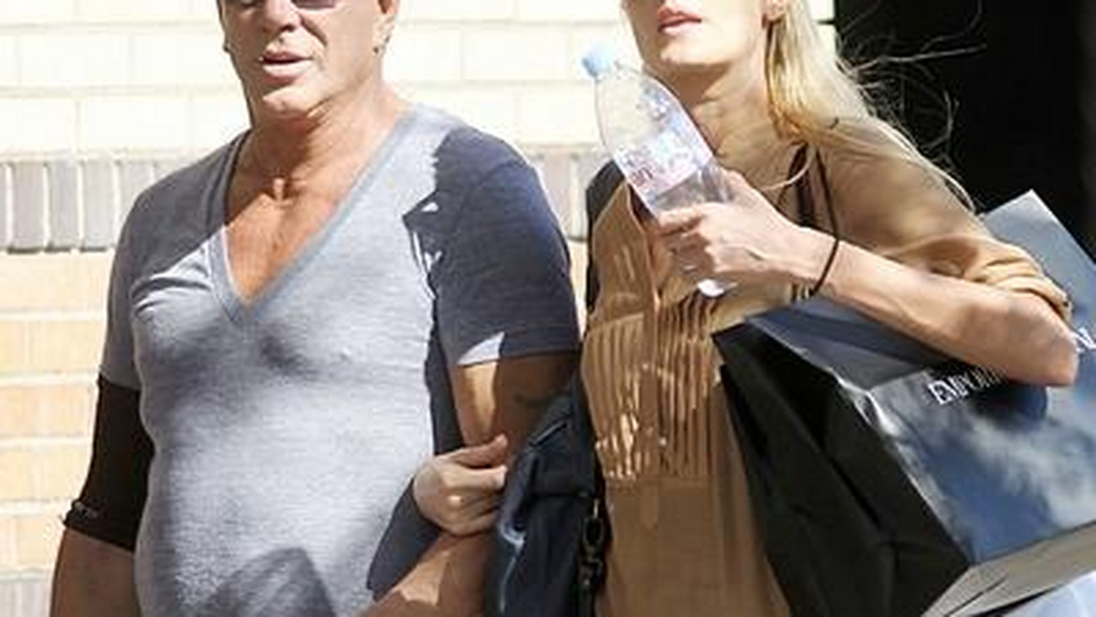 Mickey Rourke z dziewczyną Anastasią Makarenko na ulicy w Los Angeles