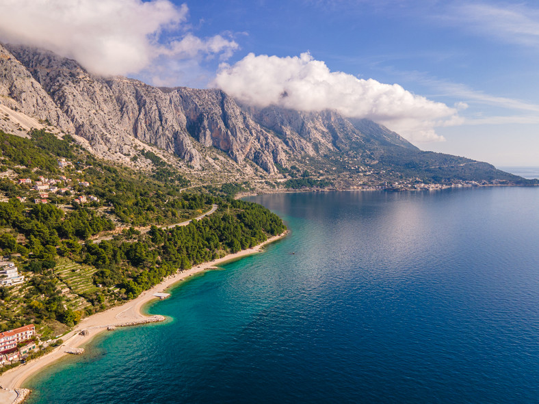 Góra Biokovo wznosząca się nad Morzem Adriatyckim