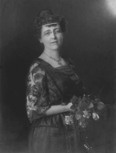 Maud w wieku 45 lat, 1919 rok. Zdjęcie z książki „Maud Montgomery. Uskrzydlona”, Mary Henley Rubio, fot. University of Guelph Library Digital Collections
