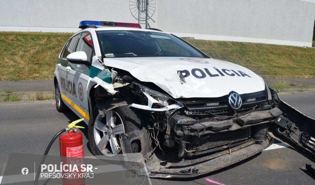 Takto dopadlo policajné auto.