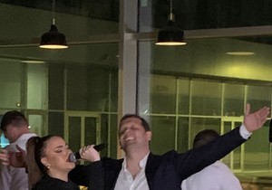 Pevaču supruga peva za rođendan