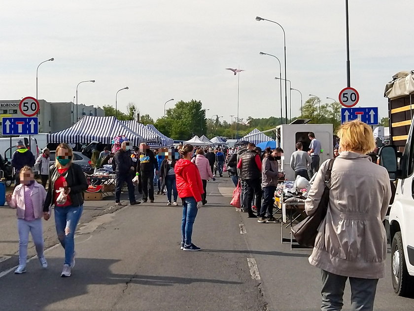 Autogiełda w Łodzi. Tłumy handlujących.