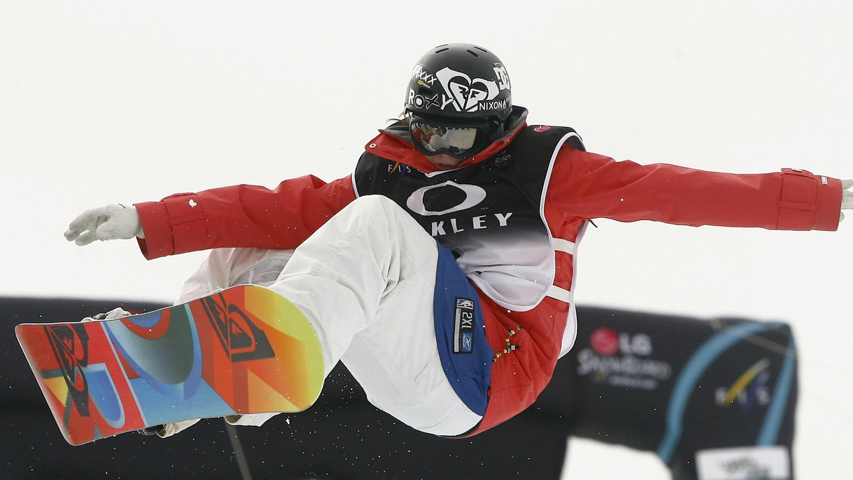 Paulina Ligocka-Andrzejewska zajęła trzecie miejsce w zawodach snowboardowego Pucharu Świata w konkurencji half pipe we włoskiej miejscowości Bardonecchia, gdzie w 2006 r. odbywały się igrzyska olimpijskie. Jej kuzyn, Michał Ligocki zakończył rywalizację tuż za podium. Oboje mieli wąsy, jakie nosi... Adam Małysz.