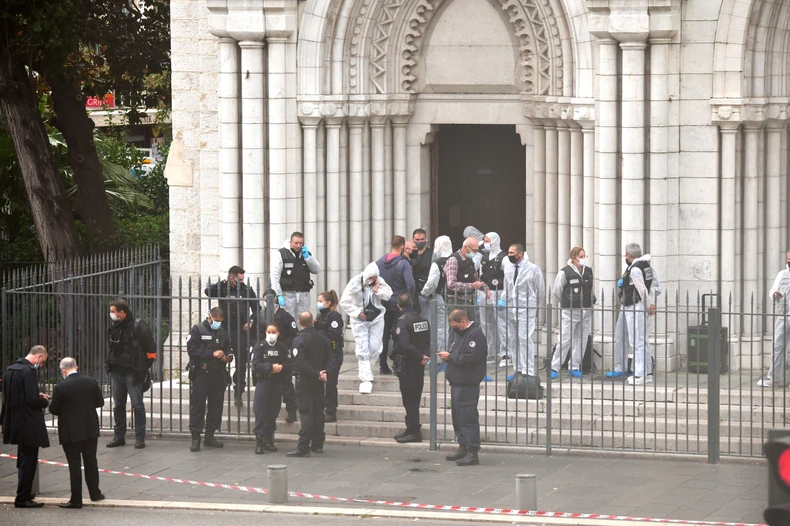 Policijske snage izlaze iz crkve  