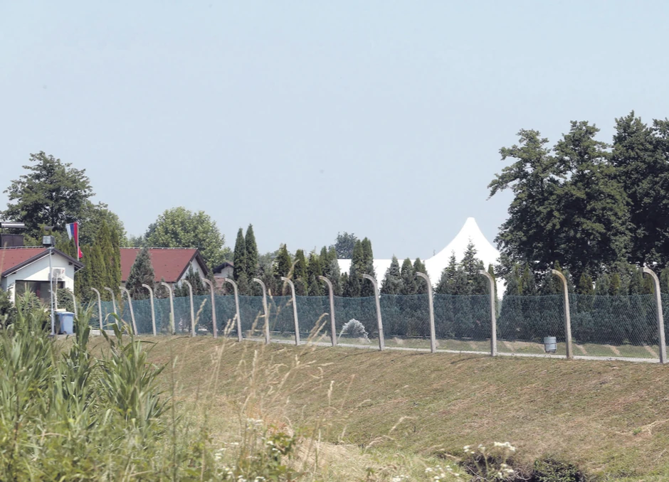 Poslednje pripreme: Šator na imanju Dodika u kojem će se venčati Ivana i Igor