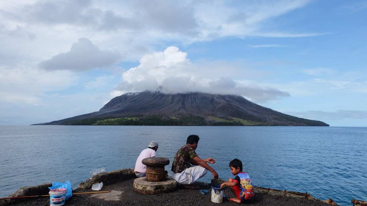 Indonezyjski wulkan "przemówił". 12 tys. ludzi porzuciło domy [WIDEO]