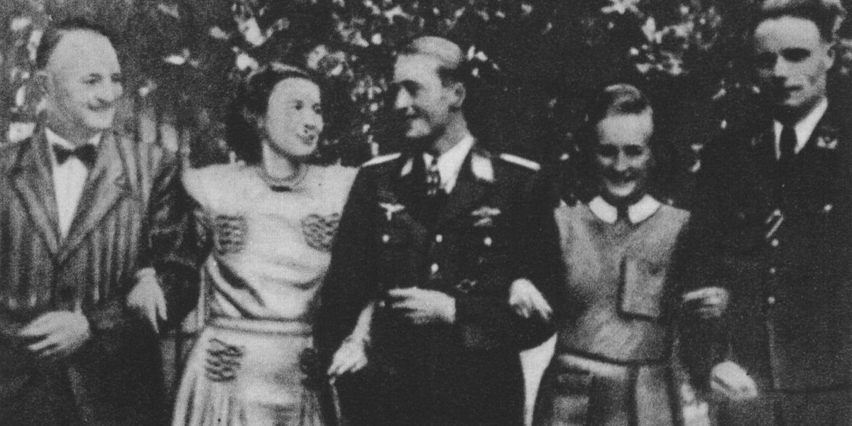 Hahn (pierwszy z lewej) wraz z rodziną i przyjaciółmi. Na zdjęciu widoczni są też m.in. Johannes Steinhoff (w środku, as lotnictwa) i Charlotte Hahn (druga z prawej).