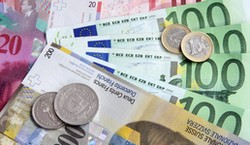 Złoty poleci w dół, dolar zyska? Rynki walut w trybie alarmowym po ataku USA