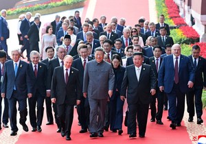 Putin, Si Đinping i Kim Džong Un u prvom redu, dok državnici koračaju ka Trgu Tjenanmen da bi gledali paradu kineske vojske povodom 80 godina od dana pobede u Drugom svetskom ratu | Foto: KCNA via REUTERS