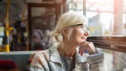 bezpłatne przejazdy dla seniorów. to koniec z płatnymi biletami, wystarczy dowód osobisty lub legitymacja