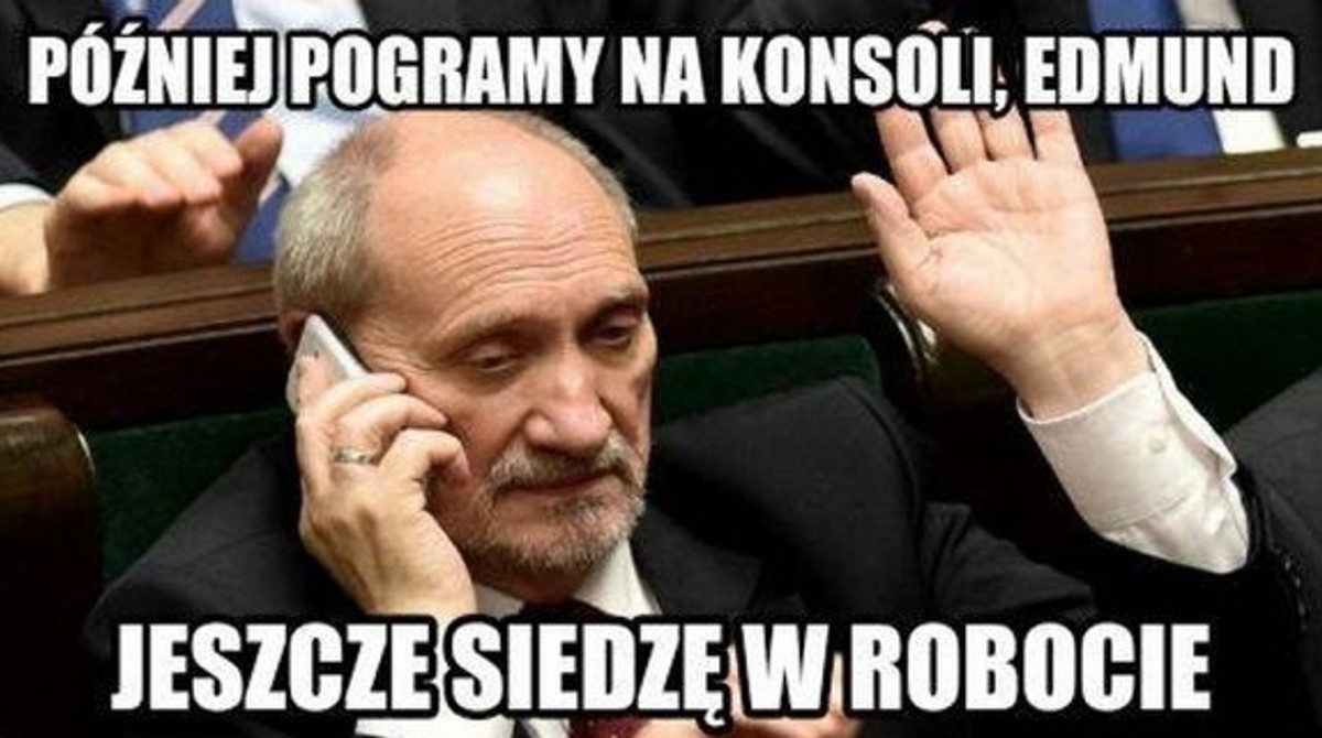 Asystent Antoniego Macierewicza Edmund Janniger. Zobacz memy.