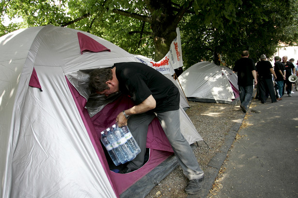 Gdańscy stoczniowcy rozbili namioty przed domem premiera Donalda Tuska w Sopocie. Fot. PAP