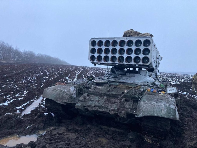 Poprzednik TOS-2 - wyrzutnia TOS-1 i 1A były na ciężkim, czołgowym podwoziu i miały zasięg tylko 6 km.