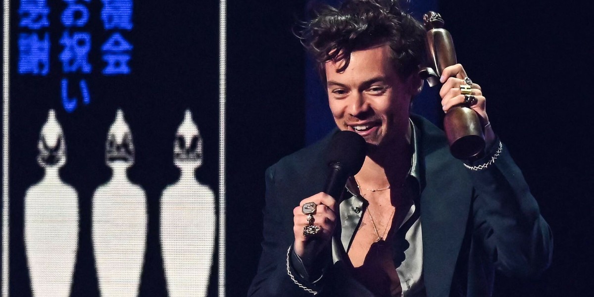 Harry Styles jest z pewnością milionerem