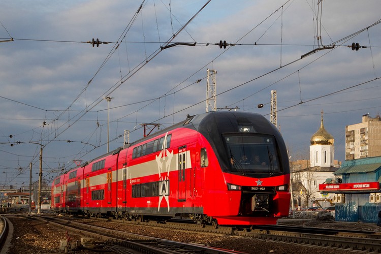 Według umowy Pociągi Kiss, powinny zostać włączone do eksploatacji w 2015 r. na trzech liniach łączących centrum Moskwy z lotniskiem Szeremietiewo. Pierwsze cztery składy zostały wyprodukowane w zakładzie Stadlera w Alternheim w Szwajcarii, pozostałe w fabryce tego koncernu w Mińsku na Białorusi. 
- Zakład w Mińsku powstał po to, żeby obsłużyć rynki byłego Związku Radzieckiego. Bardzo szybko pozyskaliśmy tam duże zlecenia, np. właśnie na pociągi piętrowe dla Rosji, a także pociągi miejskie dla Białorusi i wagony piętrowe dla Azerbejdżanu. Teraz tamte rynki załamały się i praktycznie nic nie zamawiają w związku z sankcjami wobec Rosji, spadkiem cen ropy i gazu oraz kursu rubla – powiedział „Forsalowi” Peter Spuhler, prezes i właściciel Grupy Stadler Rail.