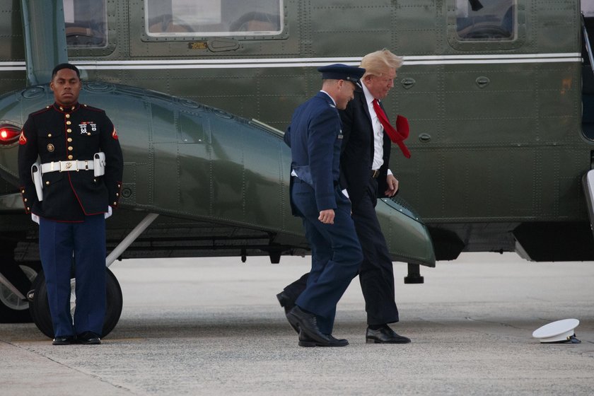 Żołnierzowi spadła czapka tuż przed nosem Trumpa. Co zrobił prezydent?