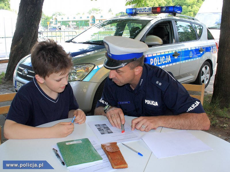 Nauka poruszania się po drodze pod okiem policjantów