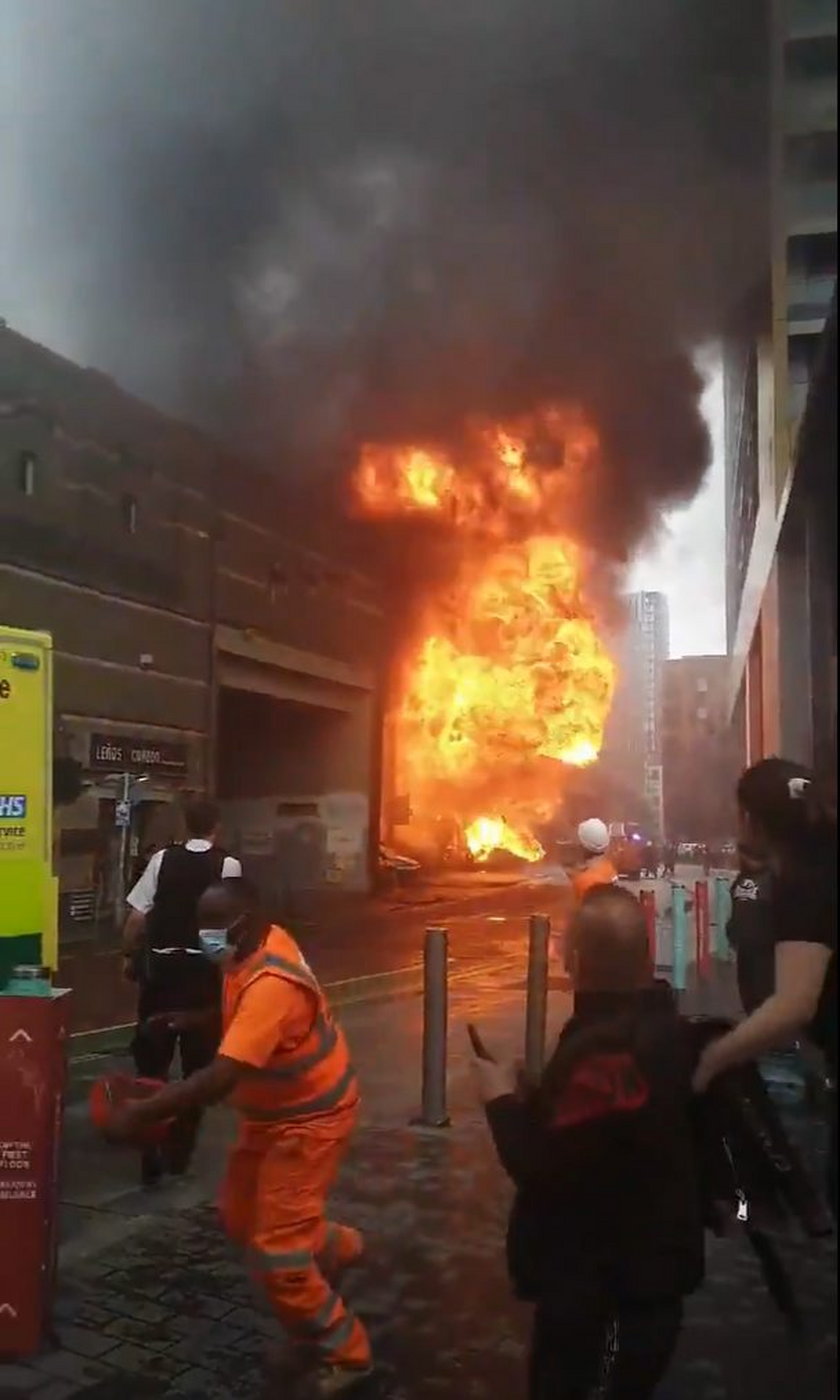 Wielki pożar i eksplozja w Londynie. Pożar w pobliżu stacji kolejowej Elephant and Castle