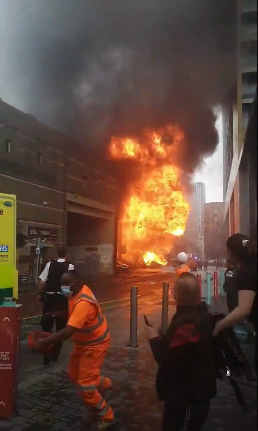 Wielki pożar i eksplozja w Londynie. Pożar w pobliżu stacji kolejowej Elephant and Castle