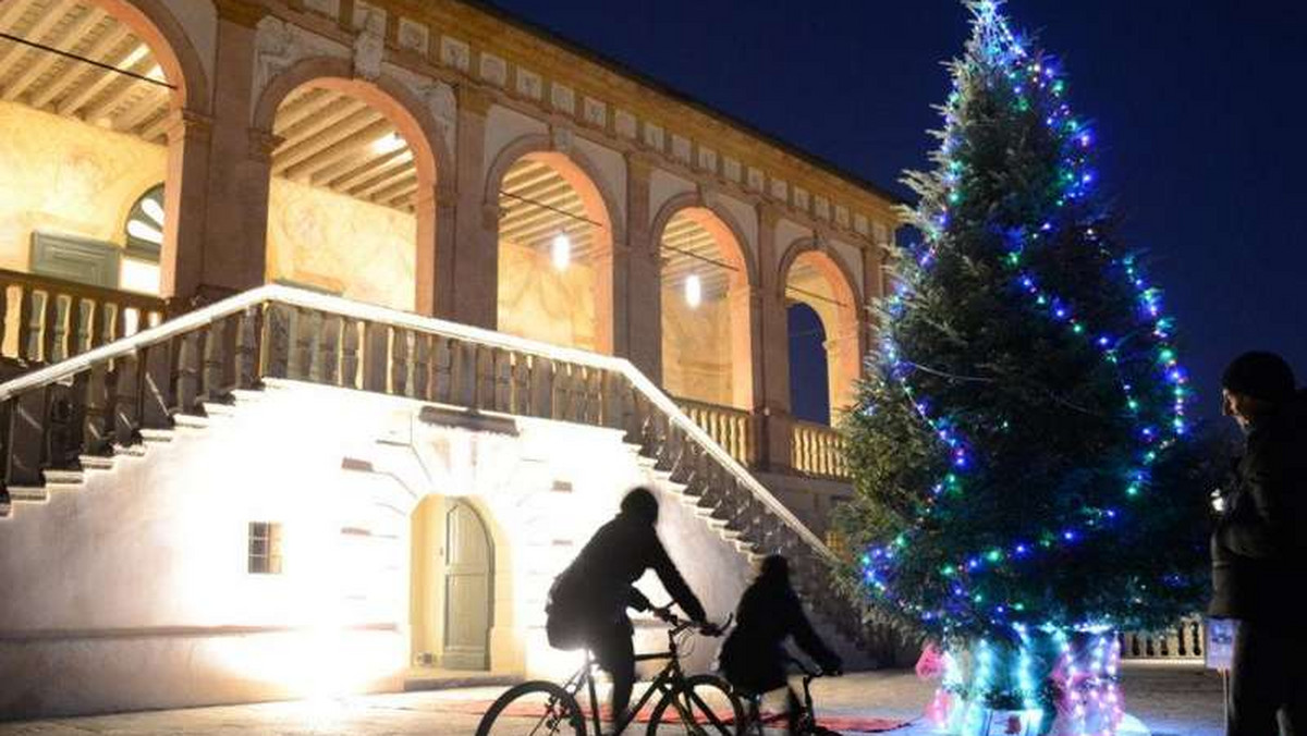 Chcesz zobaczyć oświetloną choinkę? Wsiadaj na rower - taka jest propozycja dla mieszkańców i turystów w miasteczku Luvigliano di Torreglia koło Padwy we Włoszech. Lampki na 5-metrowym drzewku, ustawionym przed okazałym pałacem, podłączono do dwóch rowerów.