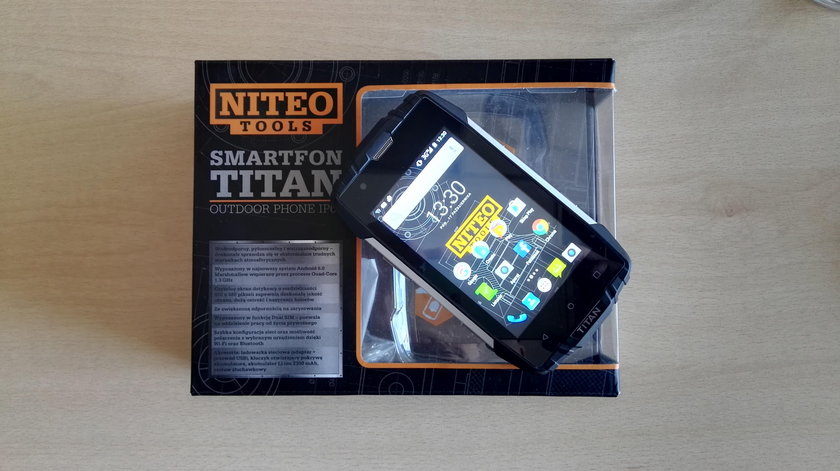 Test pancernego smartfona z Biedronki