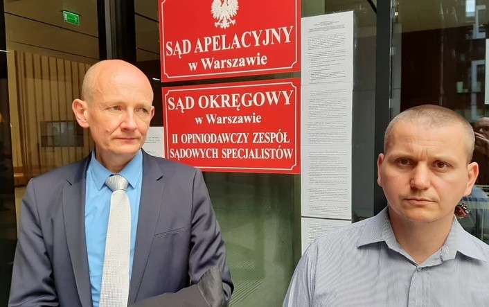 Weteran Mariusz Mańczak (z prawej) i jego adwokat Piotr Sławek przed sądem po ogłoszeniu wyroku