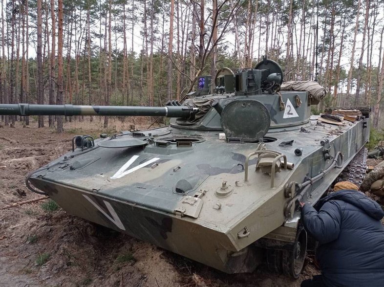 BMD-4M zdobyty przez wojska Ukraińskie pod Kijowem. Widoczny zamontowany na wieży nowoczesny obrotowy dzienno-nocny przyrząd obserwacyjny  dowódcy, znacząco podnoszący świadomość sytuacyjną załogi.