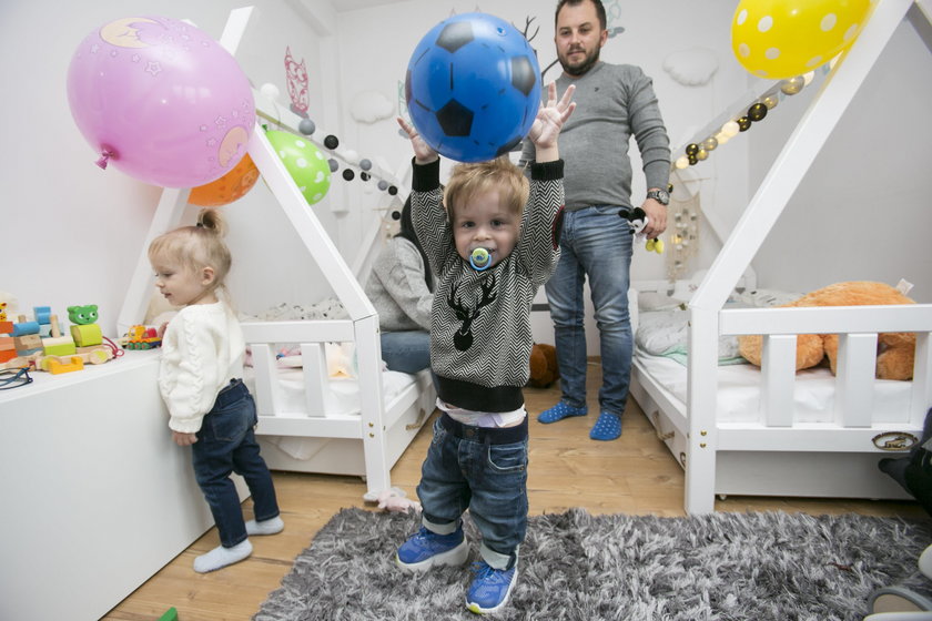 Wydłużyli mu nóżkę i naprawili stópkę! Teraz Nikoś biega, jak inne dzieci!