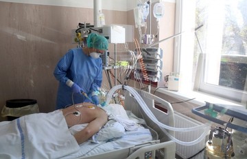 Koronavírus: ezért lélegeztetik hason fekve a fertőzötteket