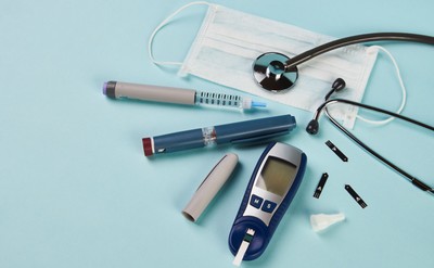 Chorym na COVID-19 towarzyszy średnio ponad 30 objawów tej choroby