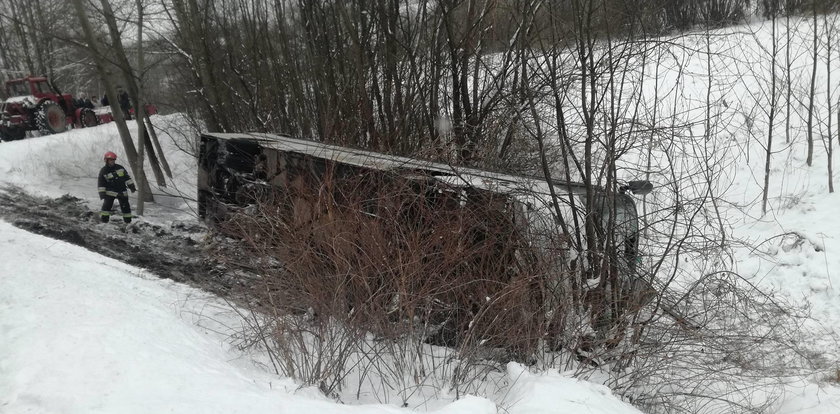 O włos od tragedii. Autobus runął ze skarpy