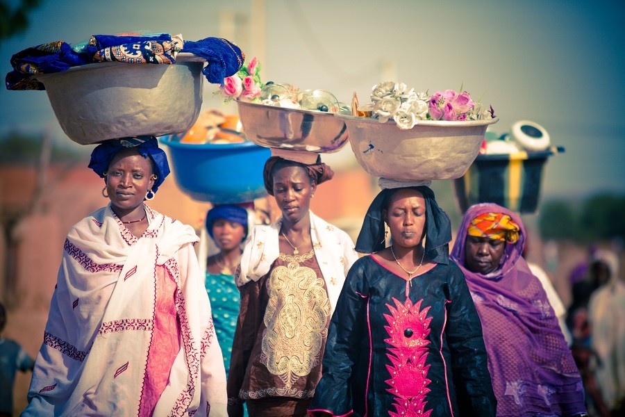 Ślub w północnym Burkina Faso. Kobiety niosą podarki od panny młodej