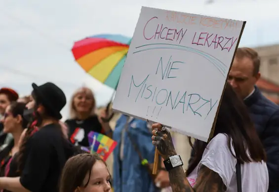 "Chcemy lekarzy, nie misjonarzy". Polki protestują dziś po śmierci ciężarnej Doroty