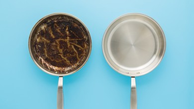 W mig wyczyścisz patelnię. Ten prosty domowy sposób to doskonałe rozwiązanie
