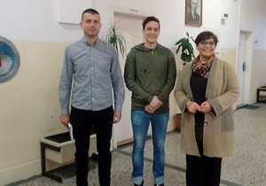 aćim-šarenac-u-sredini-sa-direktoricom-i-profesorom-prakticne-nastave foto-dcolovic