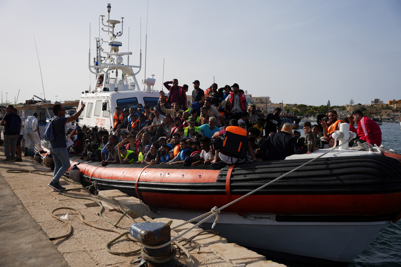 Migranci przybywają do portu na włoskiej wyspie Lampedusa. 18 września 2023 r. Włochy wydłużyły okresy zatrzymań nielegalnych migrantów, aby zniechęcić przybyszów. Rekordowe przeprawy łodziami z Afryki Północnej na Lampedusę sprawiły, że najbardziej wysunięty na południe kraniec kraju został opanowany przez imigrantów