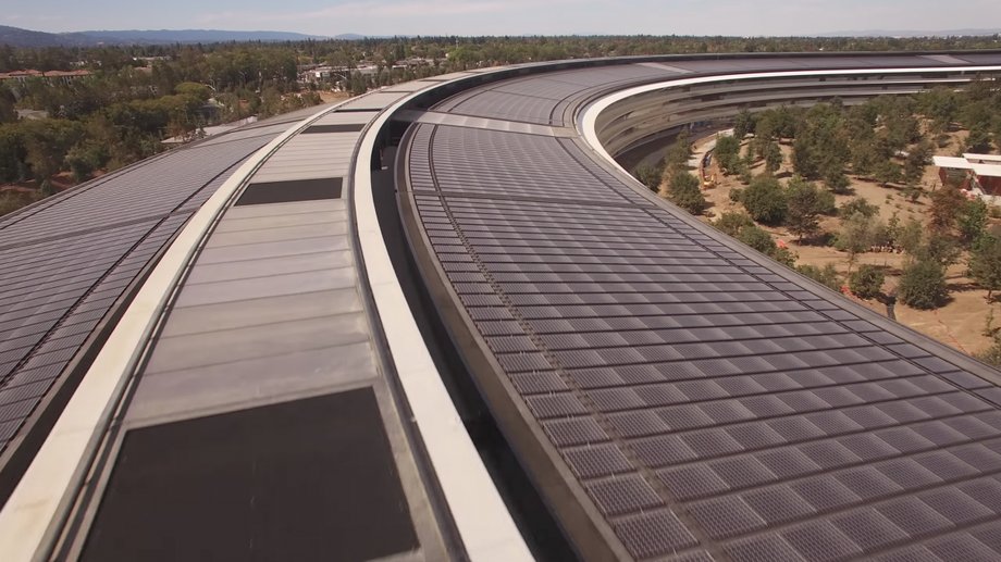 Dach Apple Park pokryty jest panelami solarnymi. Firma twierdzi, że to najbardziej ekologiczny budynek świata