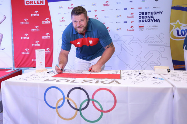 Paweł Fajdek podczas składania przysięgi olimpijskiej