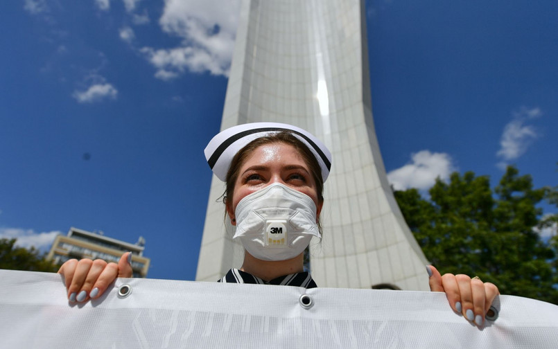 "Stop straszeniu medyków". W Warszawie protestowali pracownicy służby zdrowia