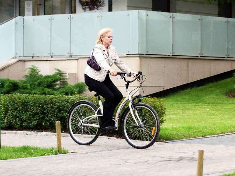 Izabela Trojanowska wie, że rower to teraz bardzo modny środek lokomocji.