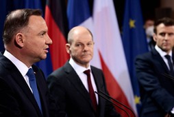 Prezydent Andrzej Duda, prezydent Niemiec Olaf Scholz oraz prezydent Francji Emmanuel Macron