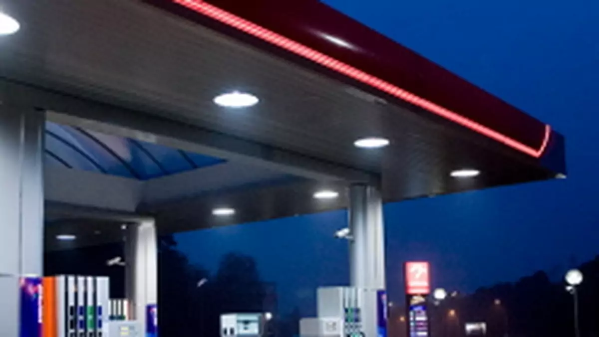 Paliwa: w USA spadają ceny ropy, w Polsce - paliw