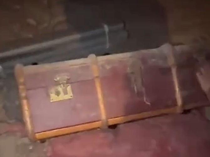 Kupili kuću staru skoro 100 godina i na tavanu pronašli stare kofere i predmete iz 1966.