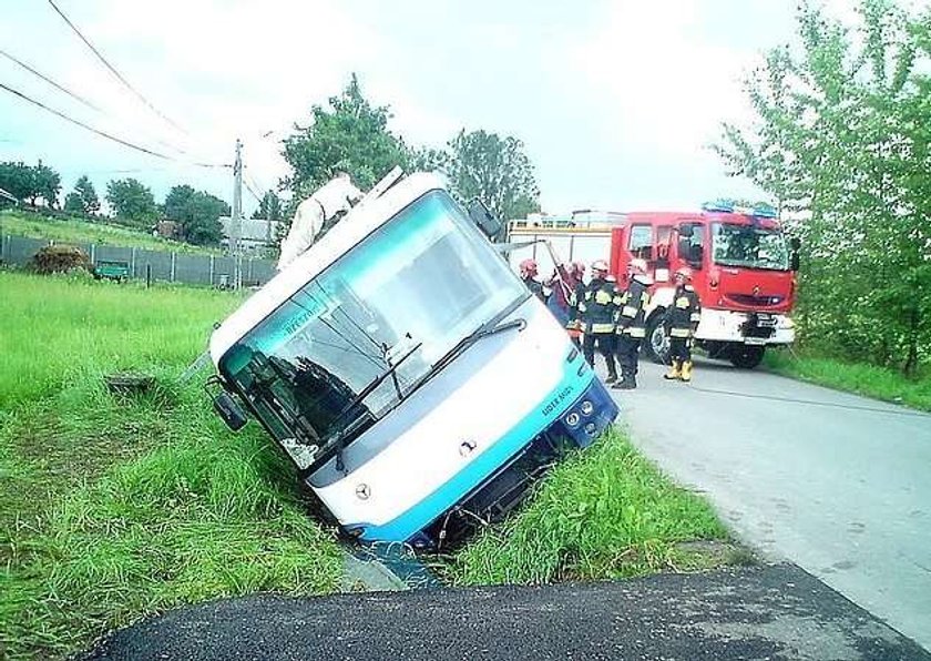 Groza pasażerów. Autobus wpadł do rowu!