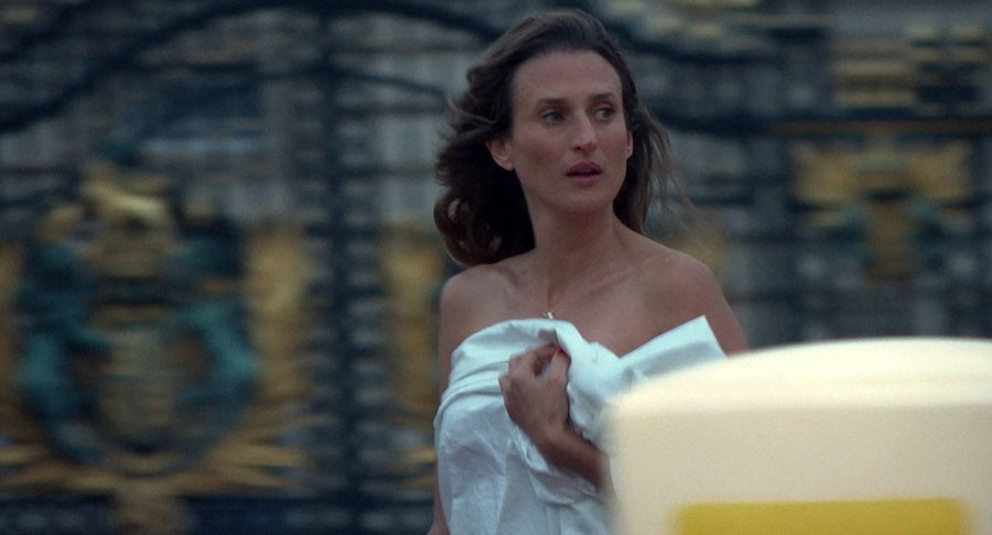 <strong>Paryska dziwka i książę, reż. Eloïse Lang</strong>
<br><br>
Co rozpoczął „Borat”, dokończy „Paryska dziwka”! Porównywana do bezkompromisowych świrów z Jackass – aktorka i parodystka Camille Cottin – zabiera widzów w szokującą i arcyzabawną podróż do Londynu, gdzie planuje randkę z… księciem Harrym. W całości zarejestrowane ukrytą kamerą, zdumiewające i okupione pobytem w więzieniu (!) wyczyny gwiazdy dały Cottin miano Sachy Barona Cohena w spódnicy i błyskawicznie podbiły serca kinomanów. Tryskający humorem, francuski seks w angielskim mieście był hitem wiosny nad Sekwaną. Bezczelną satyrę ze świata mody, mediów i celebrytów obejrzało tam ponad milion osób.