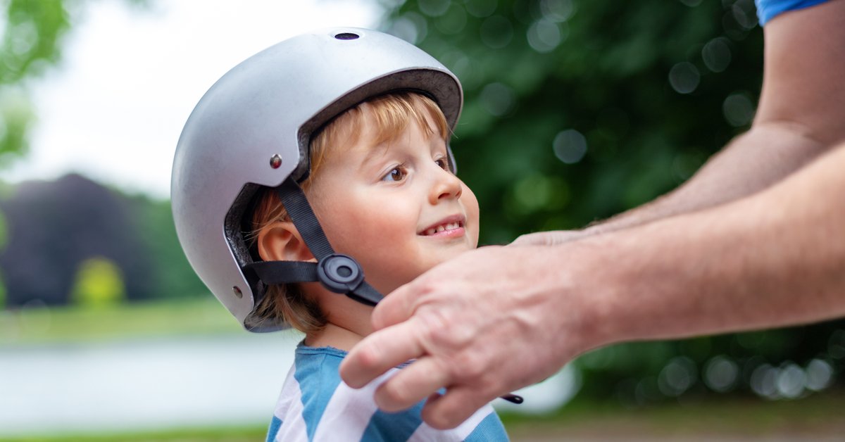 Jak wybrać ochraniacze i kask dla dziecka na rower, rolki, hulajnogę